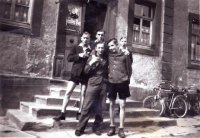 Jugendliche an der Gaststätte Zum Burghof in den 1940er Jahren
